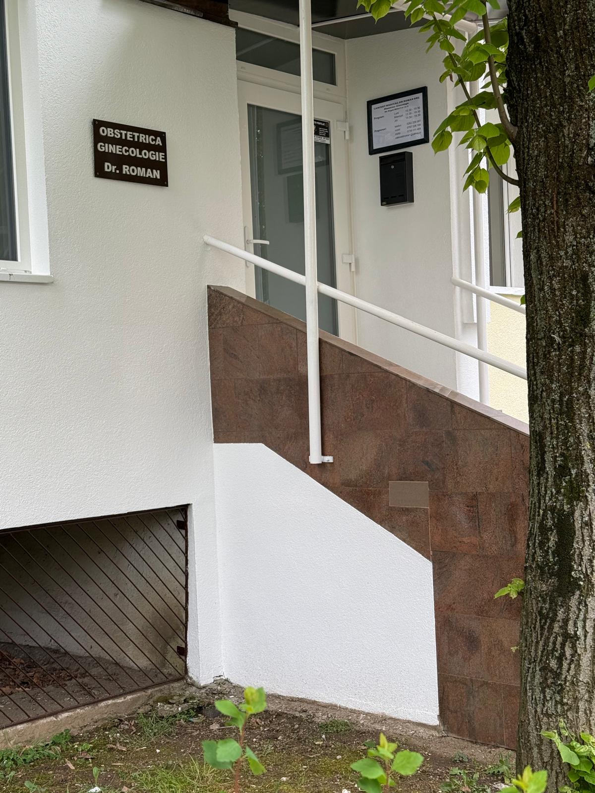 Intrarea laterala a cabinetului Dr. Radu Roman din Baia Mare, cu rampa si placuta de identificare